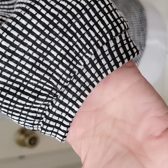 W5 Size L Black & White Textured Twist Front Top, Excellent Used Condition - Picture 5 of 13